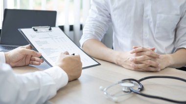 Uzman doktor hastaneye yatırılan hastaların semptomlarını, bir klinikteki veya hastanedeki tıbbi durumları ve sağlık hizmetleri danışmanlığını,.