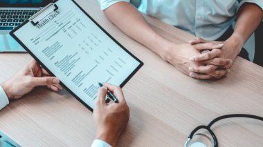 Uzman doktor hastaneye yatırılan hastaların semptomlarını, bir klinikteki veya hastanedeki tıbbi durumları ve sağlık hizmetleri danışmanlığını,.