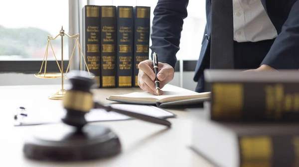 Prawnicy Lub Sędziowie Podpisują Dokumenty Zgodnie Prawnymi Uczciwymi Warunkami Umowy — Zdjęcie stockowe