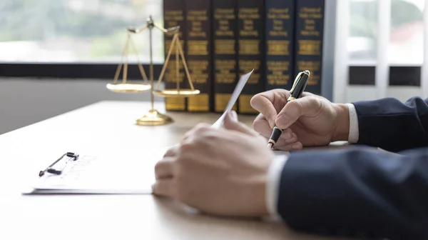 Advogados Juízes Assinam Documentos Acordo Com Termos Legais Justos Acordo — Fotografia de Stock