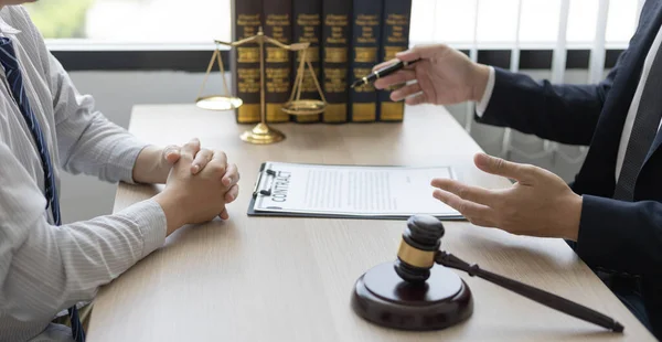 Advokat Eller Domare Ger Juridisk Rådgivning Till Klienten Rättssalen Etik — Stockfoto