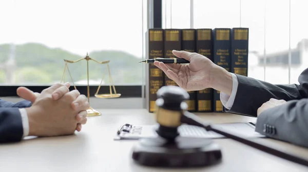 Avvocato Giudice Fornisce Consulenza Legale Cliente Aula Etica Tribunale Comprende — Foto Stock