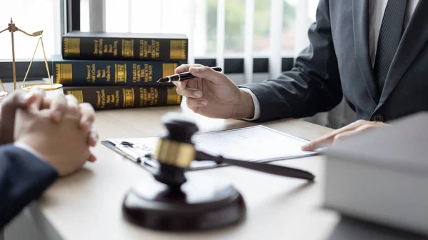 Avvocato Giudice Fornisce Consulenza Legale Cliente Aula Etica Tribunale Comprende — Foto Stock