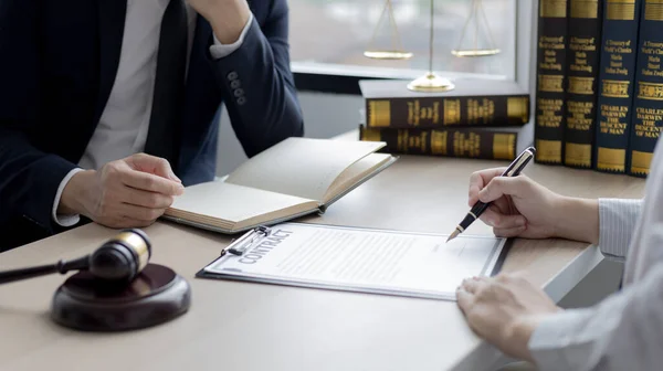 Lawyer Judge Has Recommend Client Sign Legal Agreement Courtroom Legal — Stock Photo, Image