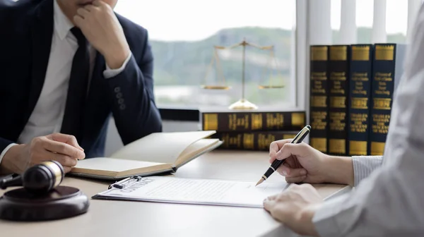 Lawyer Judge Has Recommend Client Sign Legal Agreement Courtroom Legal — Stock Photo, Image