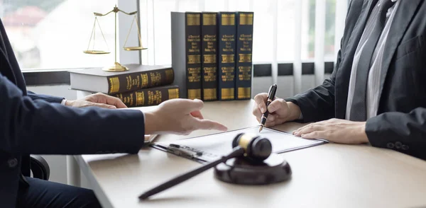 Advogado Juiz Recomendou Que Cliente Assine Acordo Legal Tribunal Documentos — Fotografia de Stock