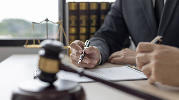 Abogado Juez Recomendado Cliente Firmar Acuerdo Legal Sala Del Tribunal — Foto de Stock