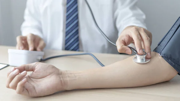 Homem Médicos Usam Monitores Pressão Arterial Estetoscópio Para Medir Pulso — Fotografia de Stock