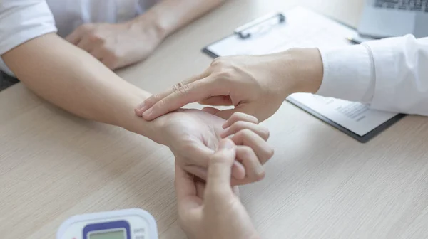 Profissional Médico Mede Pulso Paciente Sexo Masculino Para Verificar Sua — Fotografia de Stock