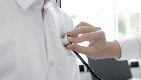 Manlig Läkare Använder Ett Stetoskop För Att Mäta Patientens Hjärta — Stockfoto
