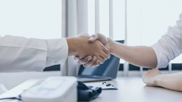 Doctor Shake Hands Congratulate Patient Who Came Treat Sick Recovered — Stok fotoğraf