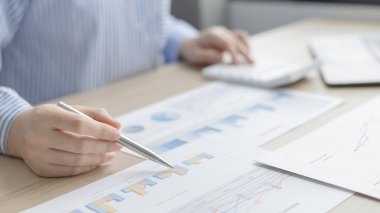 Asyalı iş kadınları grafikleri, mali istatistikleri ve özel ofislerdeki kurumsal getirileri, piyasa araştırma raporlarını ve gelir istatistiklerini, Mali ve Muhasebe kavramını analiz ediyorlar..