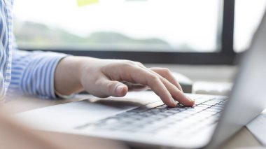 İş kadınının eli bilgisayarın klavyesinde, teknoloji ve internet iletişiminde finansal işlemleri yürütmek için bilgisayarları kullanıyor çünkü kolaylık ve hız.