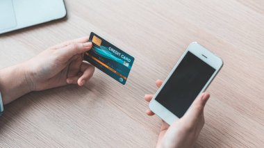 Kadınlar online alışverişleri kaydetmek için akıllı telefonu kredi kartı ödemeleri, akıllı telefonları işletme veya çevrimiçi finansal işlemler için kullanma teknolojisi, çevrimiçi alışveriş ve çevrimiçi bankacılık kavramını kullanarak kullanırlar..