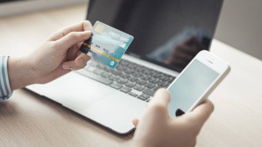 Kadınlar online alışverişleri kaydetmek için akıllı telefonu kredi kartı ödemeleri, akıllı telefonları işletme veya çevrimiçi finansal işlemler için kullanma teknolojisi, çevrimiçi alışveriş ve çevrimiçi bankacılık kavramını kullanarak kullanırlar..
