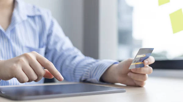Women Use Tabletto Register Online Purchases Using Credit Card Payments — Stock Photo, Image