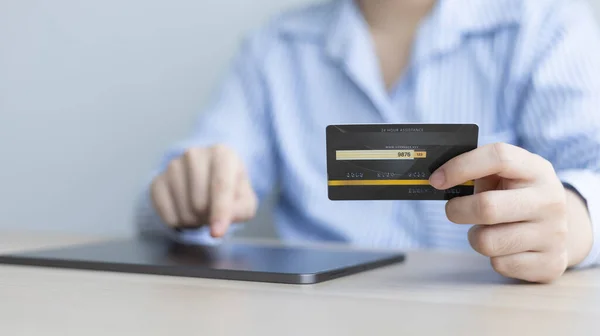 Women Use Tabletto Register Online Purchases Using Credit Card Payments — Stock Photo, Image