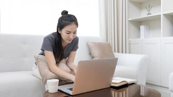 Mujer Asiática Sentada Sofá Usando Laptop Para Comprar Online Con —  Fotos de Stock