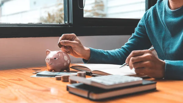 Man Sätter Mynt Dollar Spargris Bank Spara Pengar För Framtida — Stockfoto