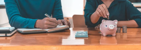 Män Och Kvinnor Sätta Dollarmynt Spargris Bank Och Skriva Hushållens — Stockfoto