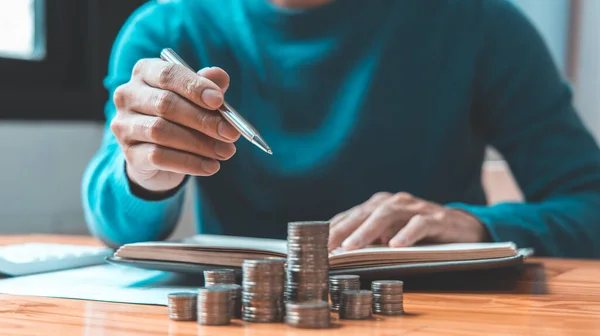 Man Telt Munten Opgestapeld Tafel Voorbereiding Geld Besparen Let Financiële — Stockfoto