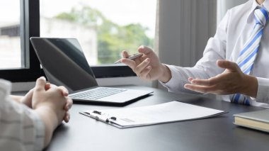 İş görüşmesi, işveren veya işveren, başvuranın iş geçmişini, İşlevsel Beceri Testini, İş Konuşmasını, Yönetici kaynakları istihdamını ve işe alımını sorgular ve alır.