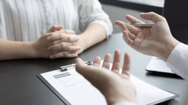 İş görüşmesi, işveren veya işveren, başvuranın iş geçmişini, İşlevsel Beceri Testini, İş Konuşmasını, Yönetici kaynakları istihdamını ve işe alımını sorgular ve alır.