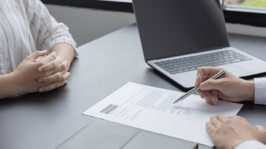 İşveren ya da İnsan Kaynakları bölümü özgeçmişi okuyor ve yeni çalışanların yeteneklerini sorguluyor, işveren iş başvurusunda bulunanları, istihdam ve istihdam kavramını seçiyor.