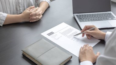 İşveren ya da İnsan Kaynakları bölümü özgeçmişi okuyor ve yeni çalışanların yeteneklerini sorguluyor, işveren iş başvurusunda bulunanları, istihdam ve istihdam kavramını seçiyor.