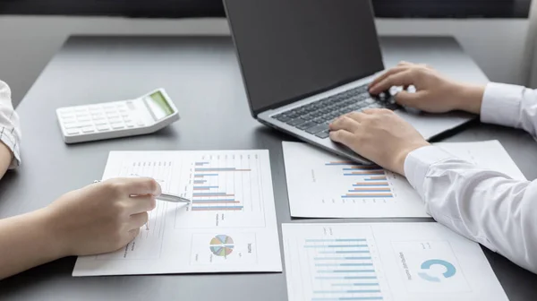 Affärs Brainstorming Marknadsförare Och Revisorer Analyserar Affärsdata Med Hjälp Bärbara — Stockfoto