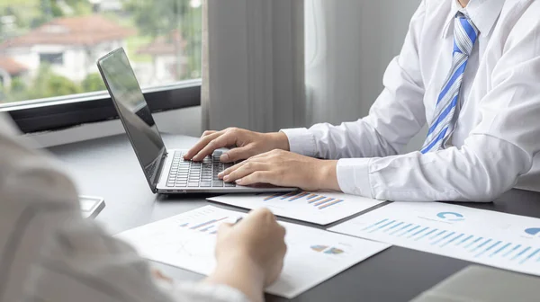 Business Brainstorming Marketers Accountants Analyzing Business Data Using Laptops Work — Stok fotoğraf