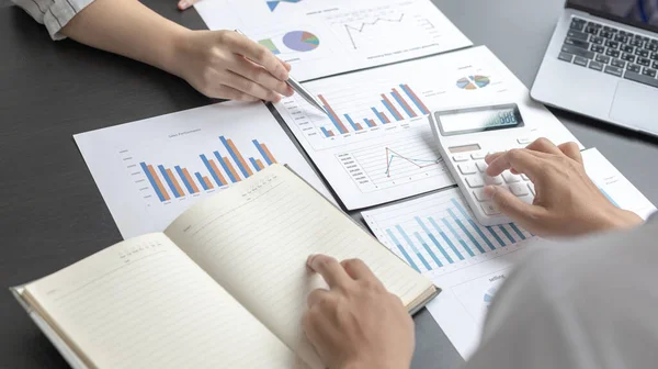 Brainstorm Csapat Marketers Pénzügyi Könyvelők Megvitatják Elemzik Diagramok Tervezni Stratégiák — Stock Fotó