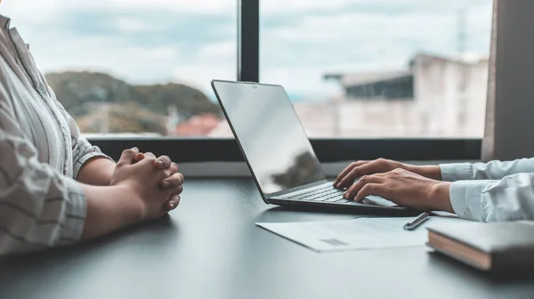 Domanda Lavoro Datore Lavoro Esamina Informazioni Del Richiedente Con Computer — Foto Stock