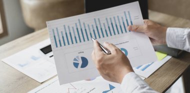 Asyalı işadamları grafikleri, mali istatistikleri ve özel ofislerdeki kurumsal getirileri, piyasa araştırma raporlarını ve gelir istatistiklerini, Mali ve Muhasebe kavramını analiz ediyorlar..