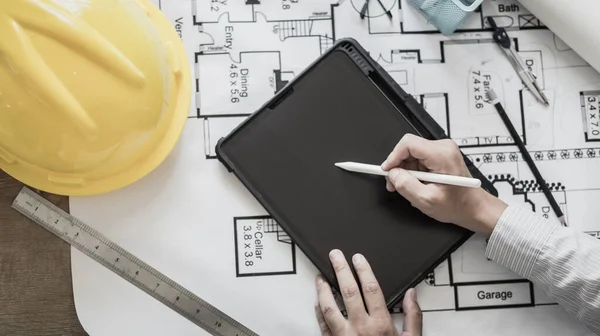 Joven Usando Tableta Trazando Sistema Estructuras Edificios Planos Arquitectos Ingenieros — Foto de Stock