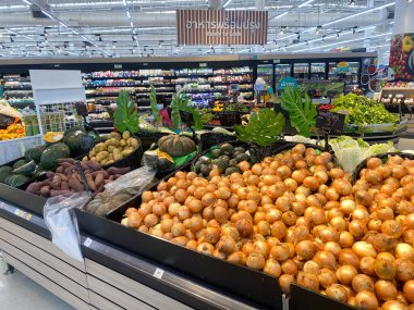 Tesco lotus, THAILAND- 25 Ağustos 2021: Çeşitli taze meyve ve sebzelerin rafları veya sepetleri tertipli, taze sebze veya meyve, organik gıda, Taylandlı insanlarla büyük süpermarket.