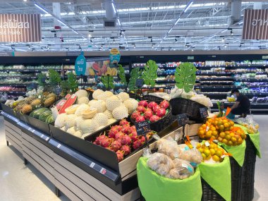 Tesco lotus, THAILAND- 25 Ağustos 2021: Çeşitli taze meyve ve sebzelerin rafları veya sepetleri tertipli, taze sebze veya meyve, organik gıda, Taylandlı insanlarla büyük süpermarket.