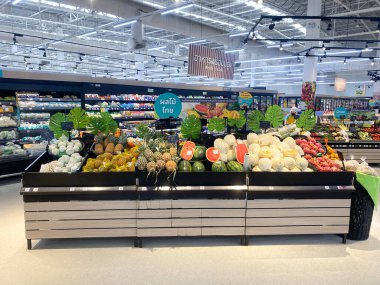 Tesco lotus, THAILAND- 25 Ağustos 2021: Çeşitli taze meyve ve sebzelerin rafları veya sepetleri tertipli, taze sebze veya meyve, organik gıda, Taylandlı insanlarla büyük süpermarket.
