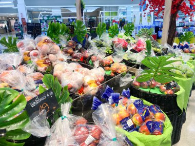 Tesco lotus, THAILAND- 25 Ağustos 2021: Çeşitli taze meyve ve sebzelerin rafları veya sepetleri tertipli, taze sebze veya meyve, organik gıda, Taylandlı insanlarla büyük süpermarket.
