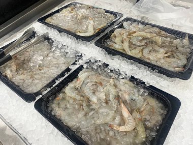 Tesco Lotus, THAILAND- 25 Ağustos 2021: Taze et, taze balık ve deniz ürünleri çeşitli tepsilerde ya da ünlü mağazalardaki ezilmiş buz, taze gıda ürünleri üzerine yerleştirilir. Alışveriş merkezinde yemek..