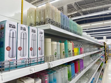 Tesco Lotus, THAILAND- 25 Ağustos 2021: Tayland 'daki ünlü mağazalarda elektrikli aletler, kuru yiyecekler, çeşniler, atıştırmalıklar, içecekler, sabun, şampuan ve daha pek çok şey satan ürünler.