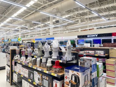 Tesco Lotus, THAILAND, 25 Ağustos 2021, Tayland 'daki ünlü mağazalardaki ürünler elektrikli aletler, kuru yiyecekler, çeşniler, atıştırmalıklar, içecekler, sabunlar, şampuanlar ve daha niceleri