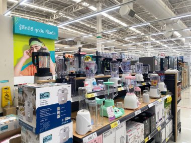 Tesco Lotus, THAILAND, 25 Ağustos 2021, Tayland 'daki ünlü mağazalardaki ürünler elektrikli aletler, kuru yiyecekler, çeşniler, atıştırmalıklar, içecekler, sabunlar, şampuanlar ve daha niceleri