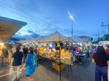 Chiangmai, THAILAND 25 Ağustos 2021: Tayland 'da giysi-aksesuar-ucuz ekipman ve yiyecek satan sokak satıcıları, insanlar gelip ucuz ve kaliteli yiyecekler falan alıyorlar..