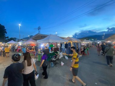 Chiangmai, THAILAND 25 Ağustos 2021: Tayland 'da giysi-aksesuar-ucuz ekipman ve yiyecek satan sokak satıcıları, insanlar gelip ucuz ve kaliteli yiyecekler falan alıyorlar..