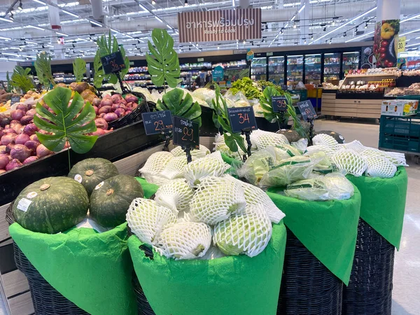 Tesco lotus, THAILAND- 25 Ağustos 2021: Çeşitli taze meyve ve sebzelerin rafları veya sepetleri tertipli, taze sebze veya meyve, organik gıda, Taylandlı insanlarla büyük süpermarket.