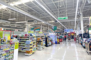 Tesco Lotus, THAILAND- 25 Ağustos 2021: Tayland 'daki ünlü mağazalarda elektrikli aletler, kuru yiyecekler, çeşniler, atıştırmalıklar, içecekler, sabun, şampuan ve daha pek çok şey satan ürünler.