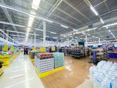 Tesco Lotus, THAILAND- 25 Ağustos 2021: Tayland 'daki ünlü mağazalarda elektrikli aletler, kuru yiyecekler, çeşniler, atıştırmalıklar, içecekler, sabun, şampuan ve daha pek çok şey satan ürünler.
