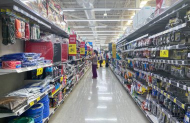 Tesco Lotus, THAILAND- 25 Ağustos 2021: Tayland 'daki ünlü mağazalarda elektrikli aletler, kuru yiyecekler, çeşniler, atıştırmalıklar, içecekler, sabun, şampuan ve daha pek çok şey satan ürünler.