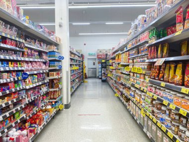 Tesco Lotus, THAILAND- 25 Ağustos 2021: Tayland 'daki ünlü mağazalarda elektrikli aletler, kuru yiyecekler, çeşniler, atıştırmalıklar, içecekler, sabun, şampuan ve daha pek çok şey satan ürünler.